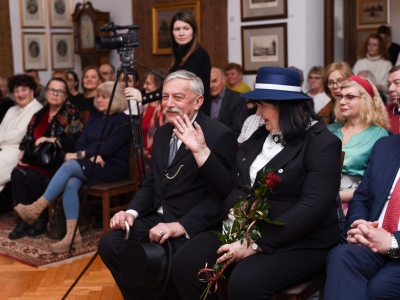 zdjęcia: uczesnicy wydarzenia w salonie dworu