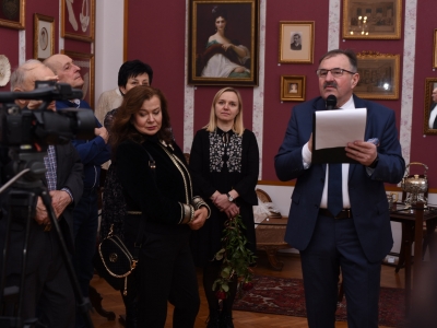 zdjęcia: uczesnicy wydarzenia w sali wystaw czasowych
