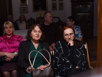 zdjęcia: uczesnicy wydarzenia w salonie dworu