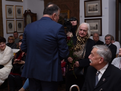 zdjęcia: uczesnicy wydarzenia w salonie dworu