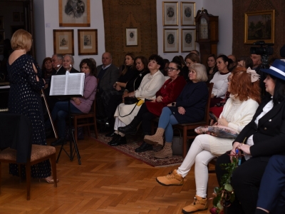 zdjęcia: uczesnicy wydarzenia w salonie dworu podczas koncertu