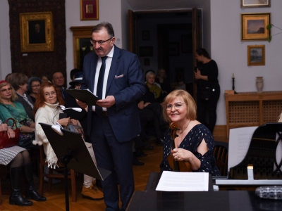 zdjęcia: uczesnicy wydarzenia w salonie dworu podczas koncertu