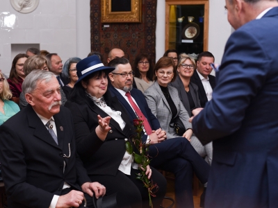 zdjęcia: uczesnicy wydarzenia w salonie dworu