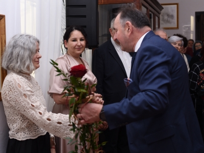 zdjęcia: uczestnicy wydarzenia w sali wystaw czasowych