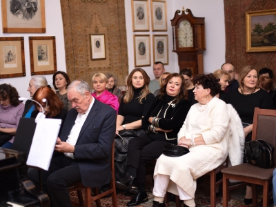 zdjęcia: uczesnicy wydarzenia w salonie dworu
