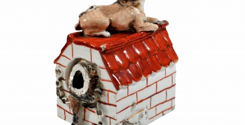  Porcelanowa budka z pieskiem-ulubiona zabawka J. I. Kraszewskiego. 